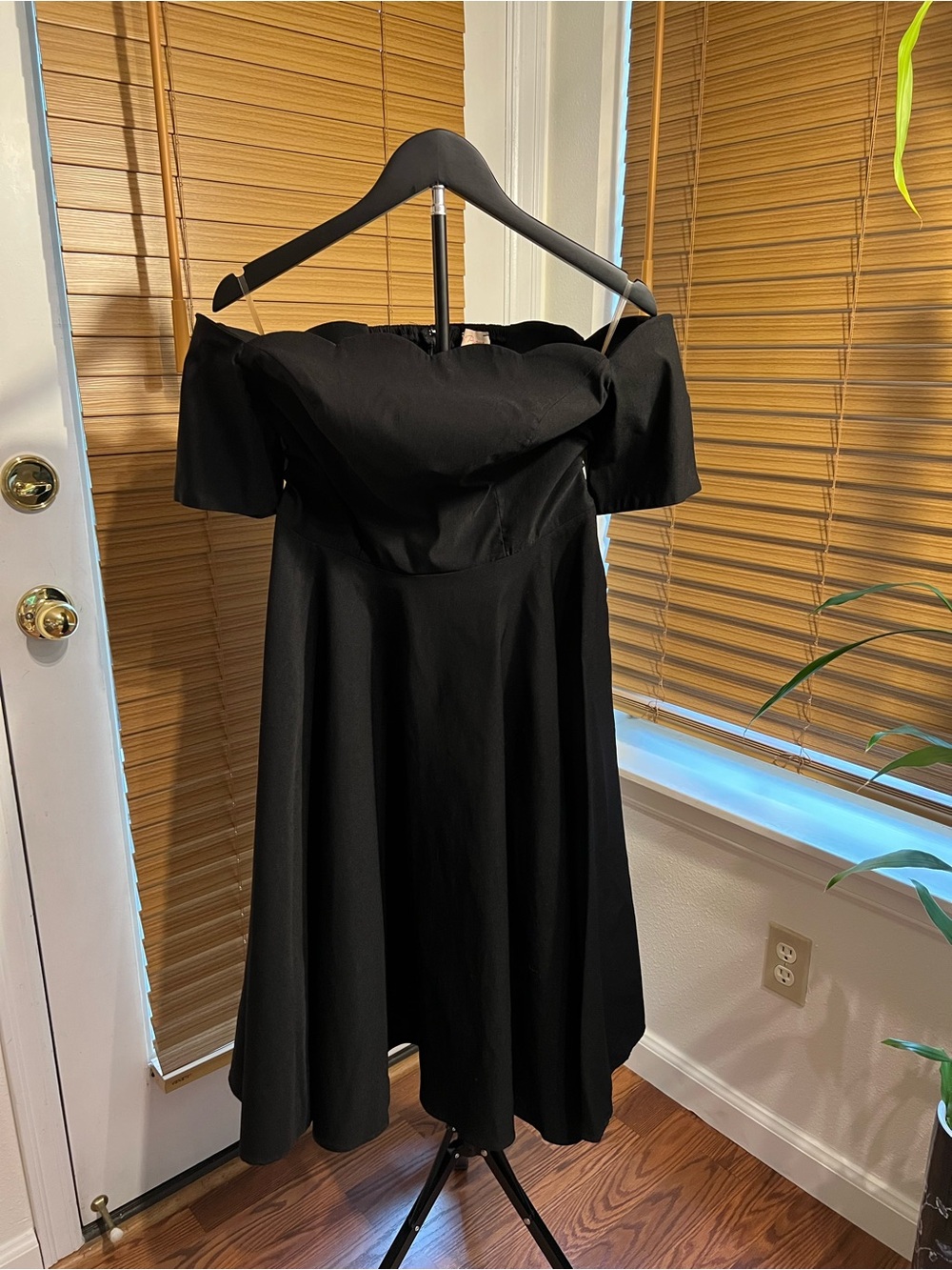 Vintage Inspired 1950s Swing Dress with Petticoat | Black | Size Medium